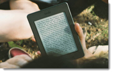 Person reading a ebook from Kindle